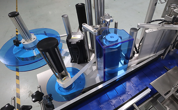 全自動圓瓶貼標機7788