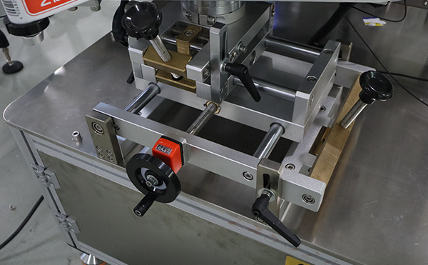 全自動(dòng)雙側(cè)面貼標(biāo)機(jī)_0554