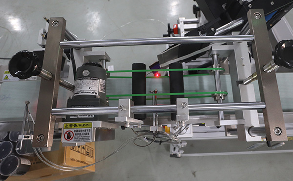 自動(dòng)貼標(biāo)機(jī)01