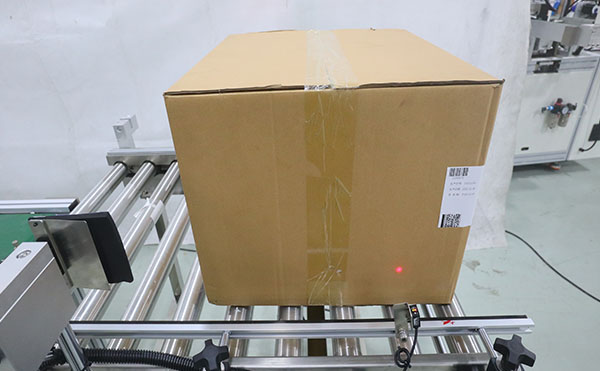 全自動(dòng)貼標(biāo)機(jī)_6219