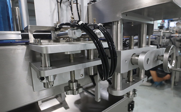 不干膠貼標機圖片01