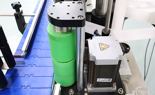 全自動不干膠貼標(biāo)機(jī)03