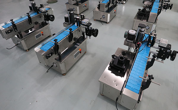 全自動(dòng)貼標(biāo)機(jī)實(shí)拍01