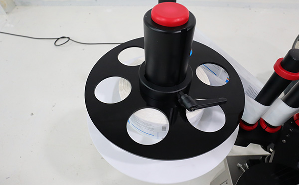 全自動不干膠貼標(biāo)機_0824