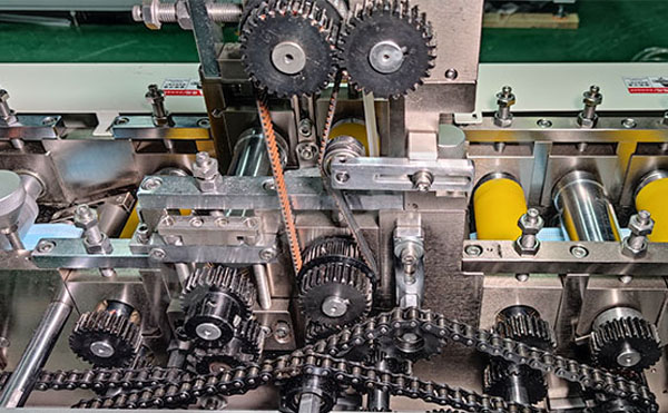 全自動(dòng)平面口罩機(jī)1