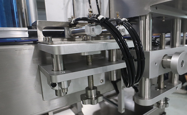 電子煙貼標(biāo)機(jī)011