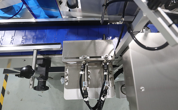 酒瓶玻璃瓶圓瓶貼標(biāo)機(jī)82