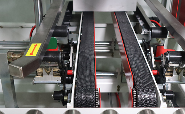 一字型全自動(dòng)封箱機(jī)1904