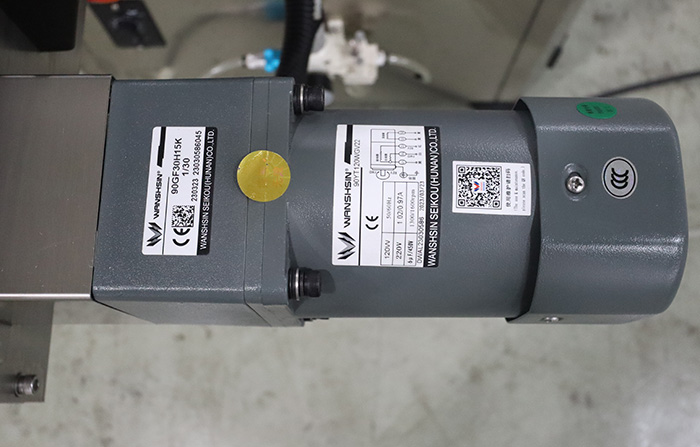 文章配圖全自動(dòng)圓瓶定位貼標(biāo)機(jī)7894561569893083