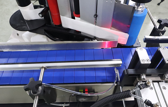 文章配圖全自動(dòng)圓瓶定位貼標(biāo)機(jī)789456156989303