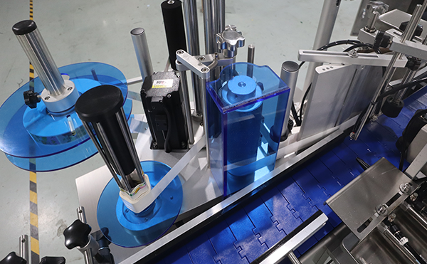 礦泉水瓶貼標(biāo)機(jī)012